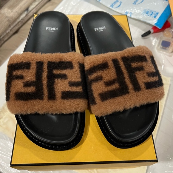 FENDI Shearling Slides/Sandals SIZE 38 EU - Picture 4 of 16